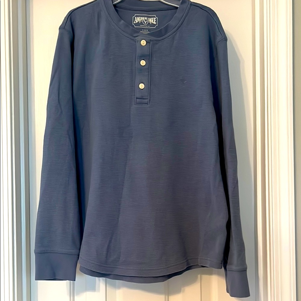 EUC American Eagle light blue long sleeve men’s Henley size L